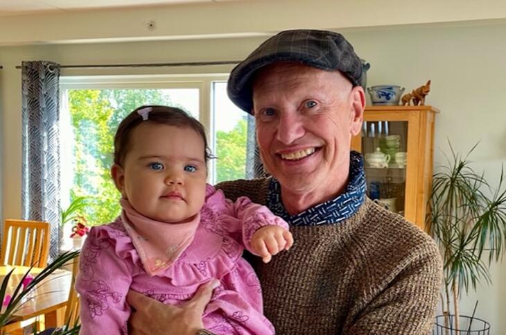 Henning Solhaug og hans yngste barnebarn, Angela, på ni måneder